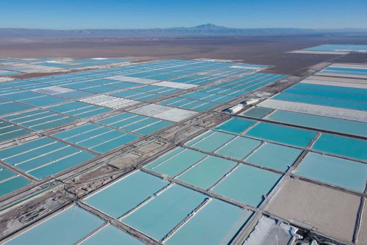Piletas de evaporación de litio en el Salar de Atacama